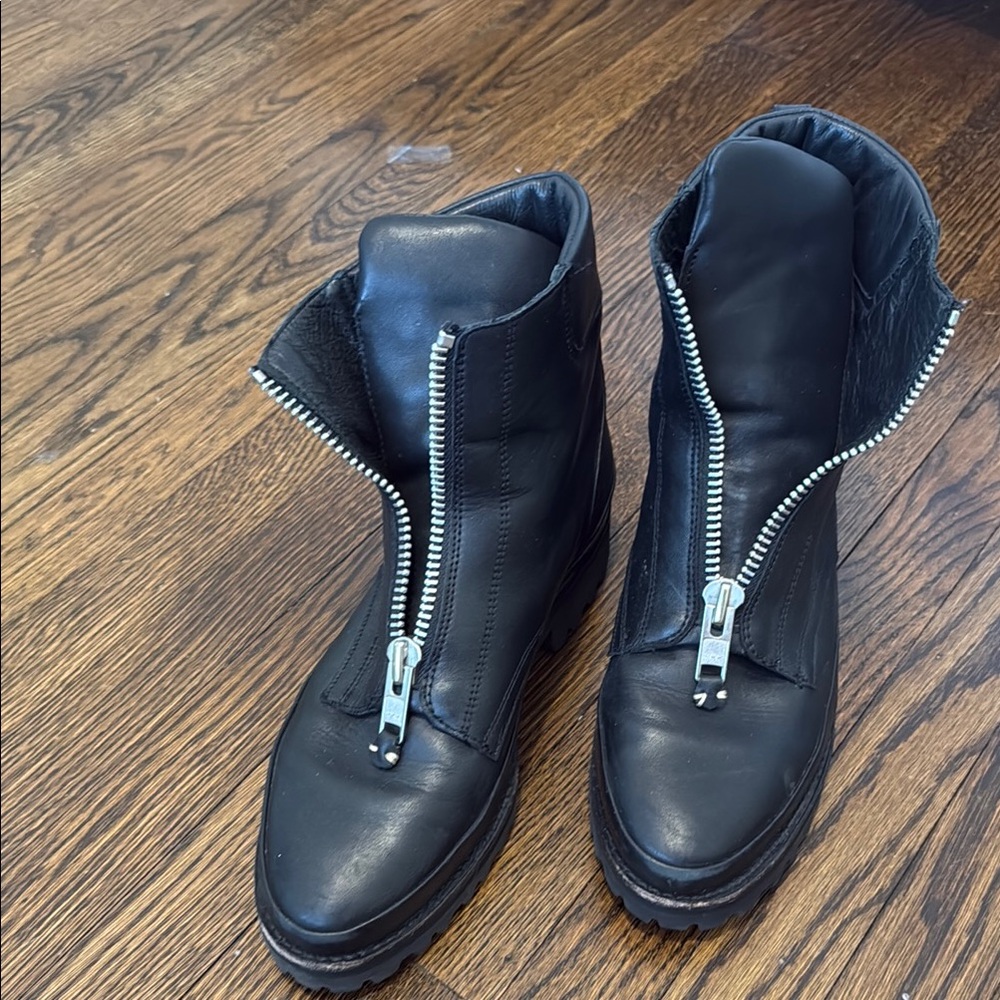 Women’s  Black Zipper Boots